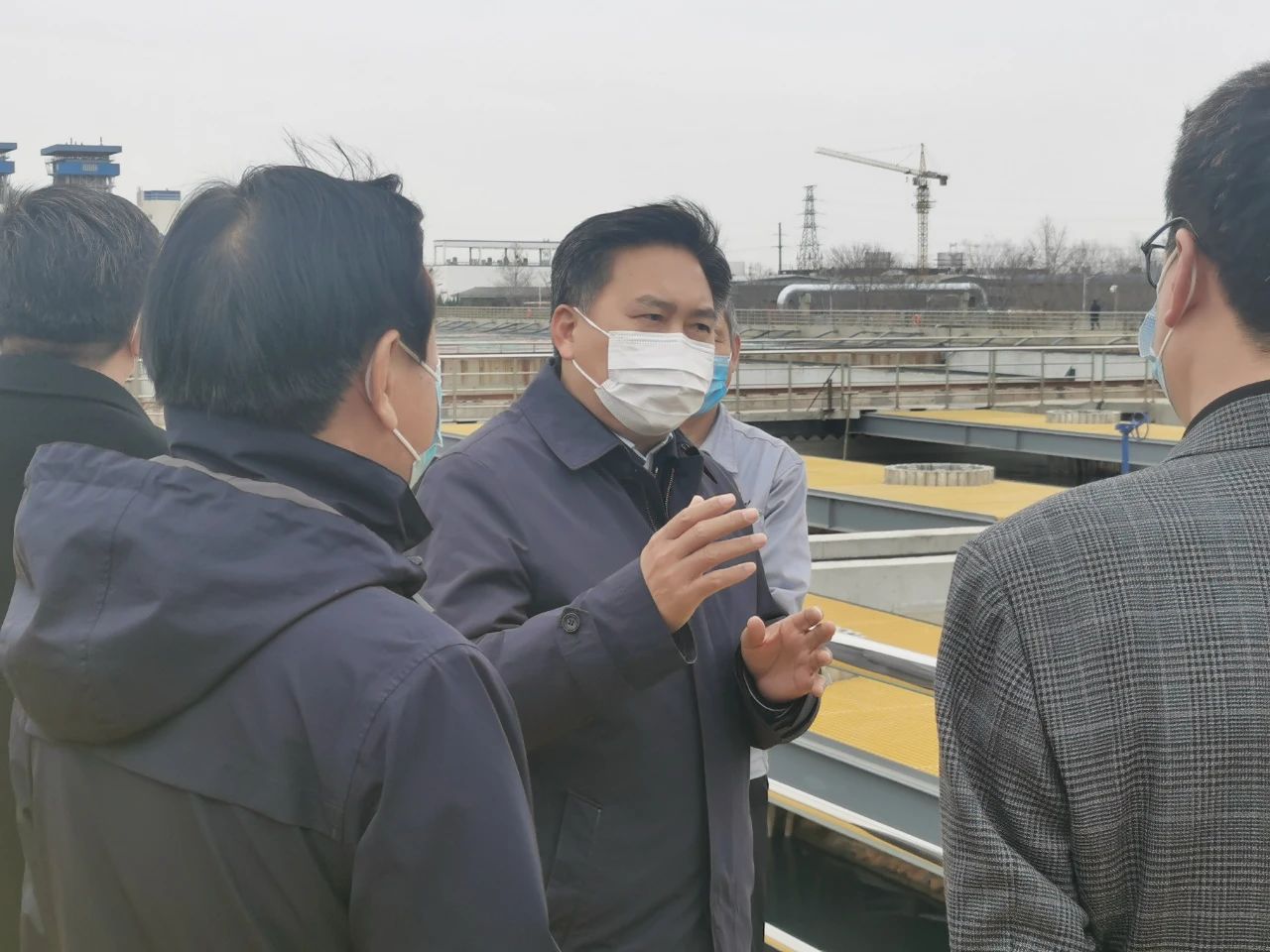 高建民在高阳县污水处理厂现场查看污水处理厂提标,扩容改造和运营