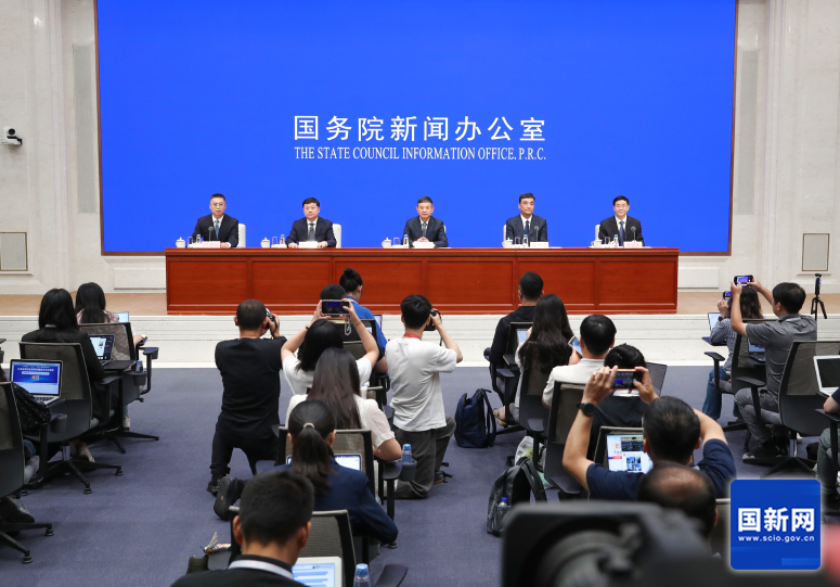 新闻发布会现场.png