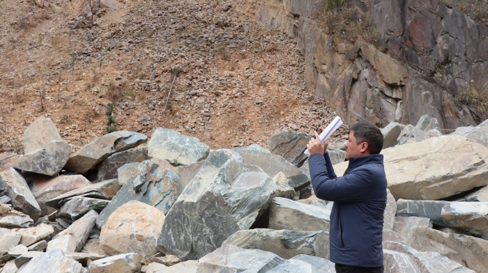 2021年12月，中央第二生态环境保护督察组在贵州省黔东南州现场检查群众举报的矿山开采污染问题