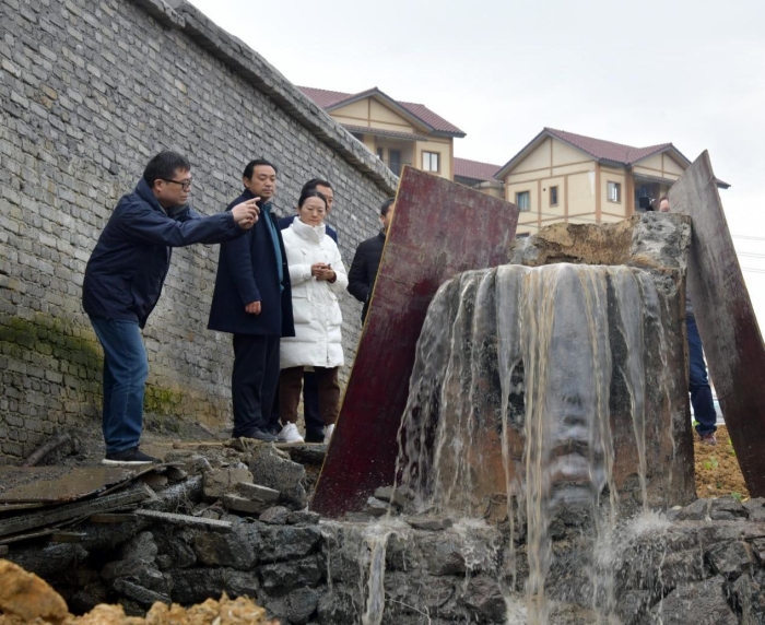 2021年12月，中央第二生态环境保护督察组在贵州省毕节市现场检查生活污水溢流情况